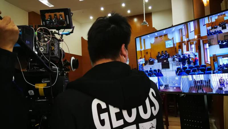 AI生成VS人工创意——织金县广告片拍摄公司的技术浪漫主义实践